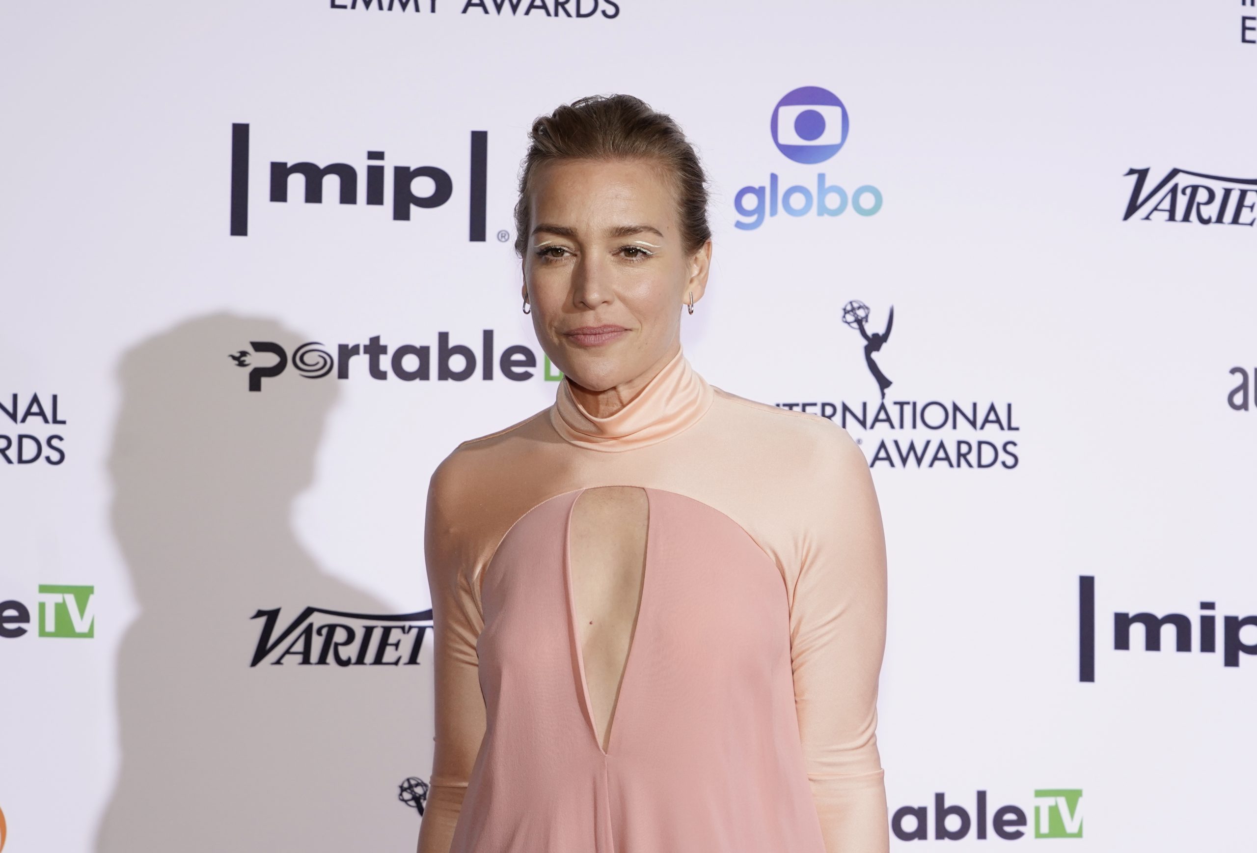 Presenter Piper Perabo on the red carpet at the 49th International Emmy Awards, November 22, 2021 in New York City. 49th International Emmy Awards